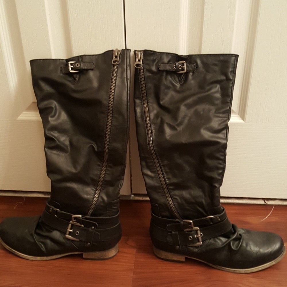 Carlos Santana black boots